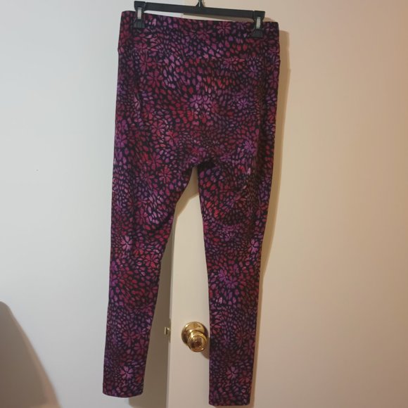 GUC ~ No Boundaries Black Leggings w/ Red & Purple Flowers (Size: Large 11-13) - Picture 2 of 2